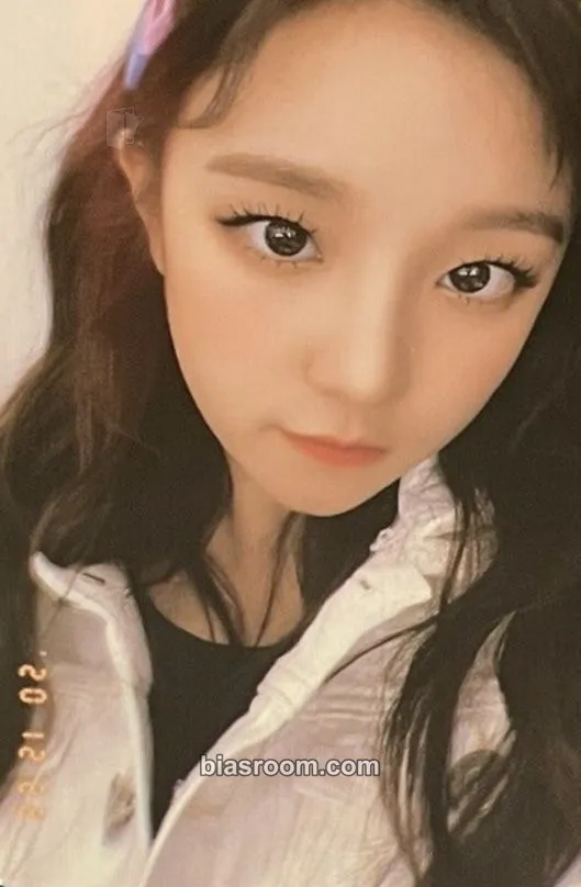 Yuqi Akiii Classic Photocard - i-dle - i-dle K-pop photocard