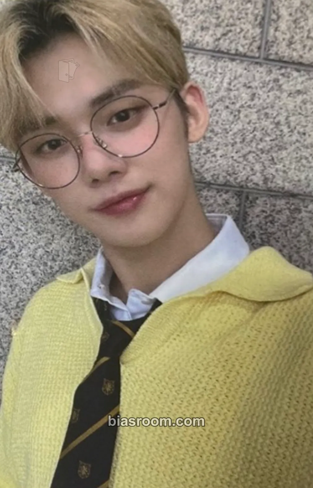 Yeonjun Music Show MC Photocard - TOMORROW X TOGETHER - TOMORROW X TOGETHER K-pop photocard