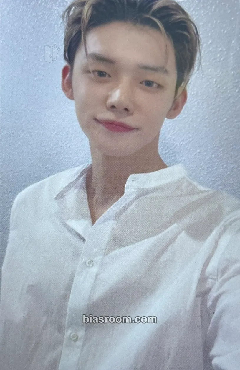 Yeonjun Music Show MC Photocard - TOMORROW X TOGETHER - TOMORROW X TOGETHER K-pop photocard