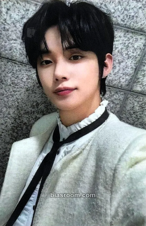 Yeonjun Music Show MC Photocard - TOMORROW X TOGETHER - TOMORROW X TOGETHER K-pop photocard