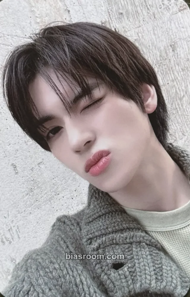 POW - Yorch - Favorite Album merch photocard magazine photocard set