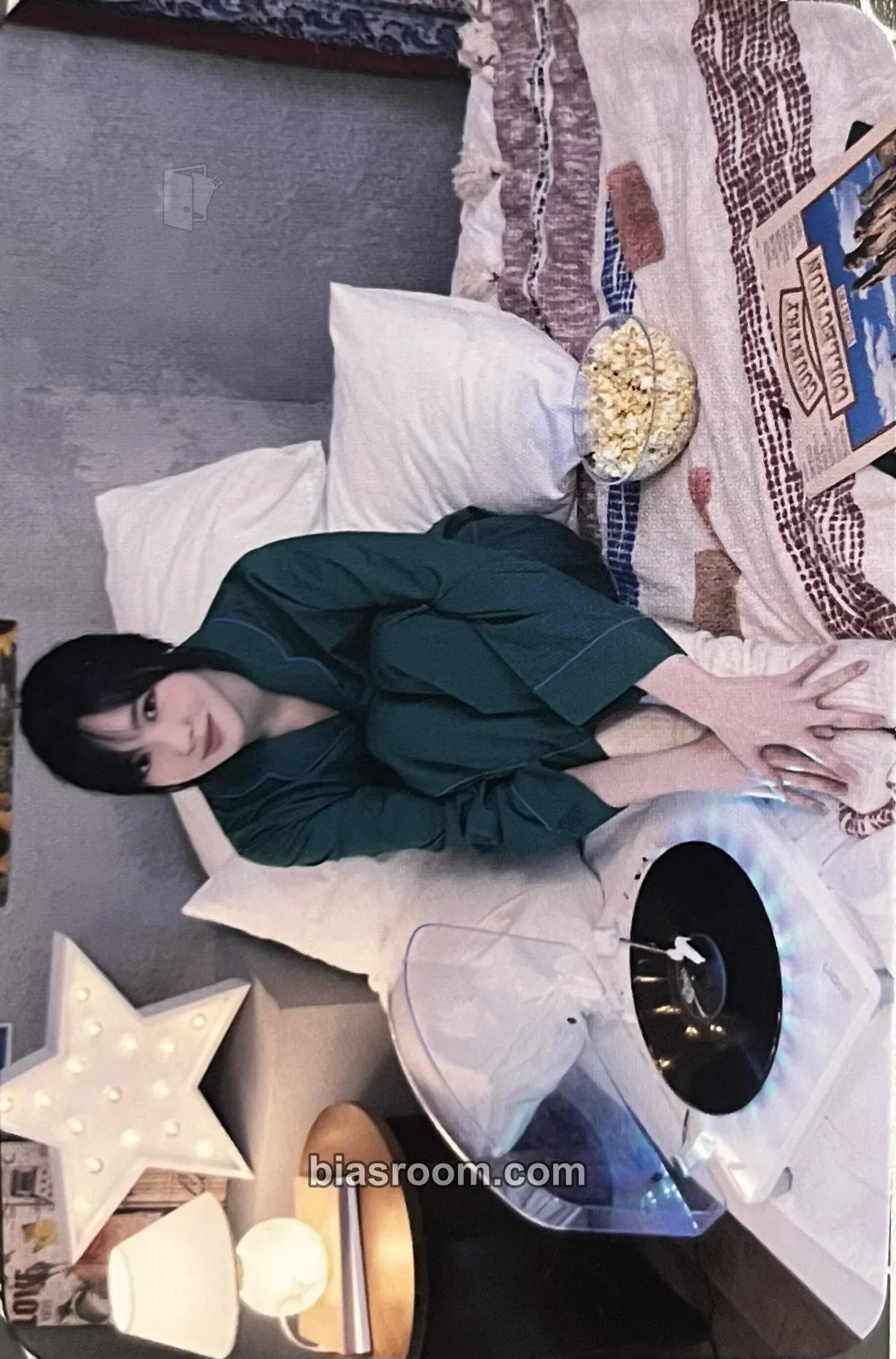 Yuju Yuju 2022 season’s greetings Photocard - Yuju K-pop photocard