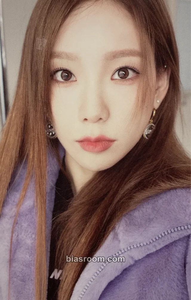 Girls' Generation - Taeyeon - 2022 Winter SMTOWN: SMCU PALACE Album palace version album photocard