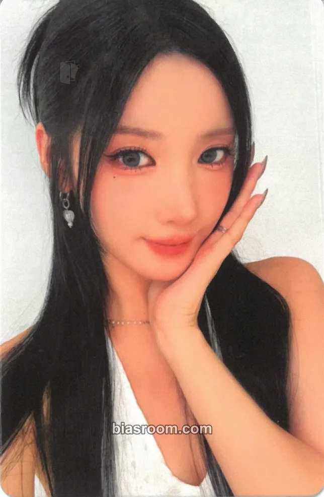 Yuki RBW Cafe Photocard - PURPLE KISS - PURPLE KISS K-pop photocard