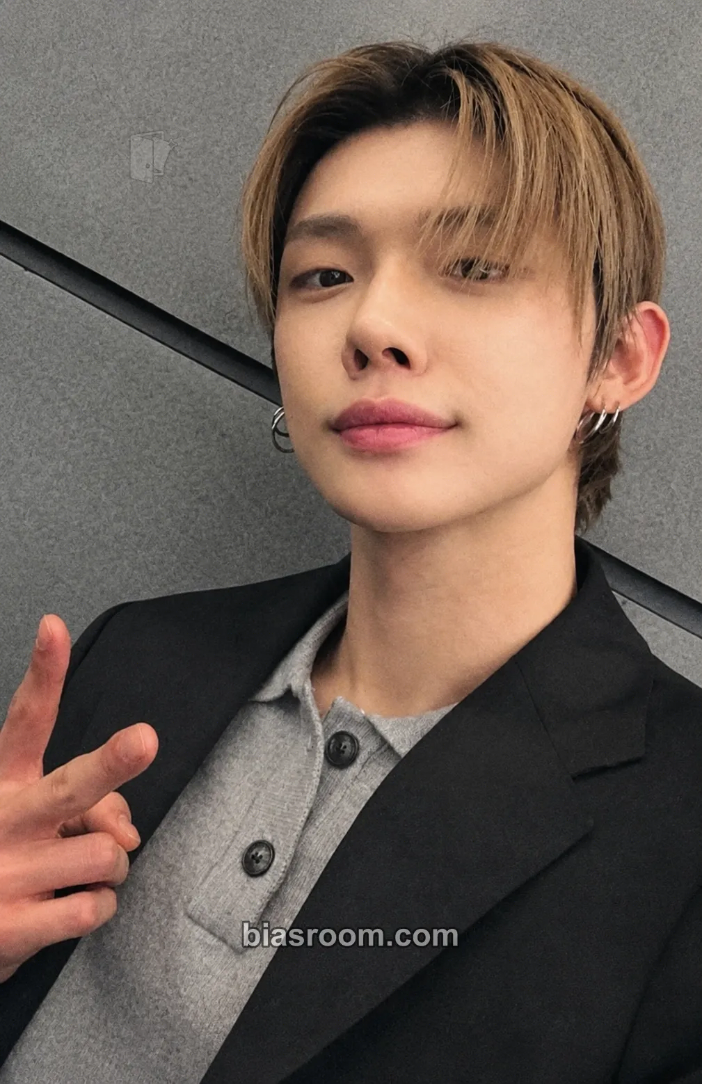Yeonjun 7TH YEAR: A Moment of Stillness in the Thorns Photocard - TOMORROW X TOGETHER - TOMORROW X TOGETHER K-pop photocard