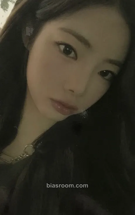 Na Goeun On The Violet Photocard - PURPLE KISS - PURPLE KISS K-pop photocard