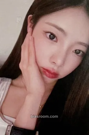 Na Goeun On The Violet Photocard - PURPLE KISS - PURPLE KISS K-pop photocard
