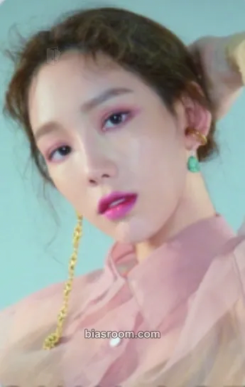 Taeyeon SM Artist + Pantone Photocard - Girls' Generation - Girls' Generation K-pop photocard