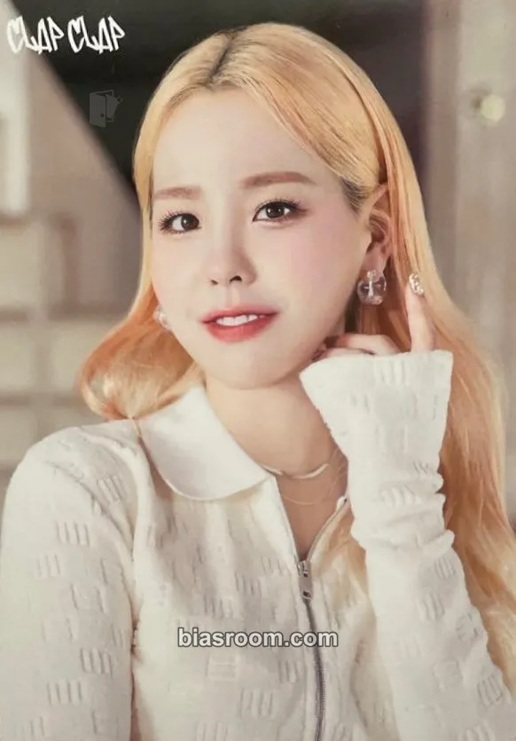 Mako “Clap Clap” official goods Photocard - NiziU - NiziU K-pop photocard