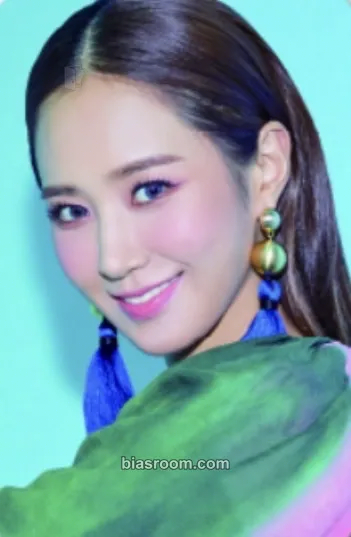 Yuri SM Artist + Pantone Photocard - Girls' Generation - Girls' Generation K-pop photocard