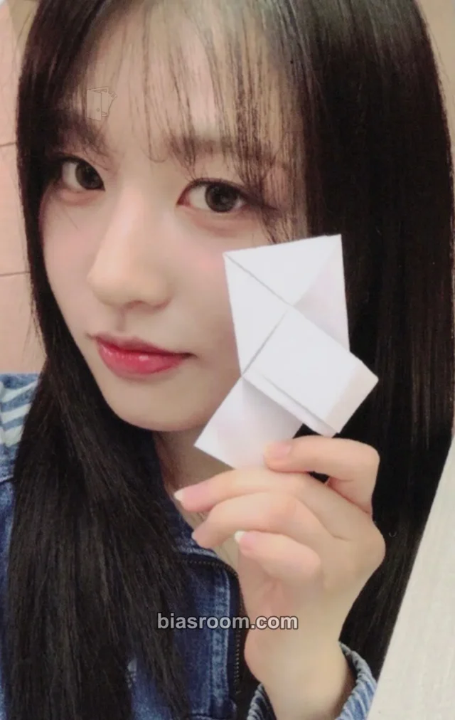 Latency - Heeyeon - LATE O’ CLOCK Album round 3 everline fansign