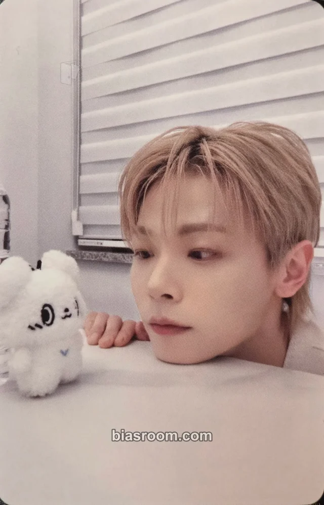 LUCY - Yechan - ISLAND Event merch photocard