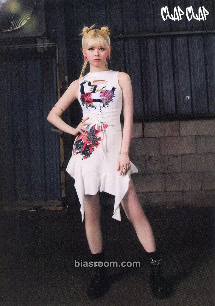Riku “Clap Clap” official goods Photocard - NiziU - NiziU K-pop photocard