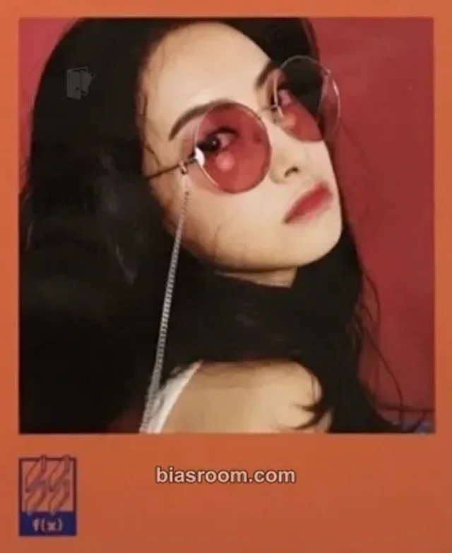 f(x) - Victoria - 4 Walls Album polaroid set