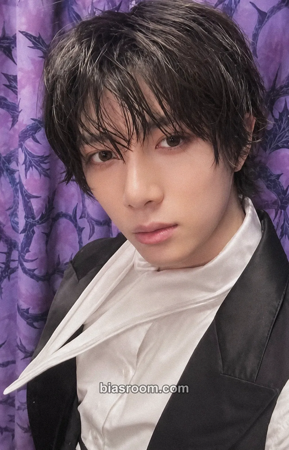 Beomgyu 7TH YEAR: A Moment of Stillness in the Thorns Photocard - TOMORROW X TOGETHER - TOMORROW X TOGETHER K-pop photocard