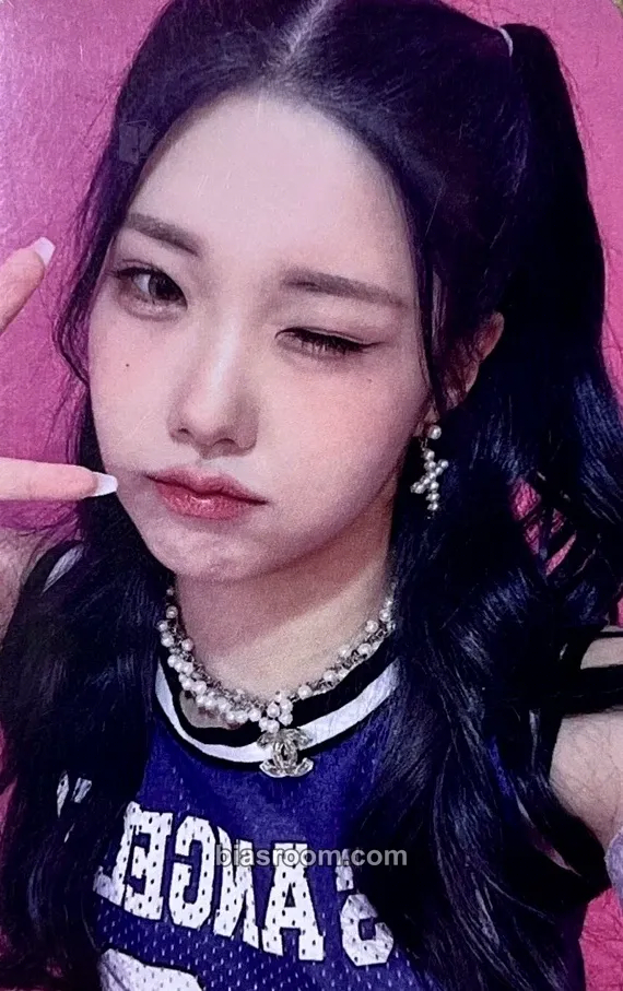 Chaewon LIVES ACROSS Photocard - CLASSy - CLASSy K-pop photocard