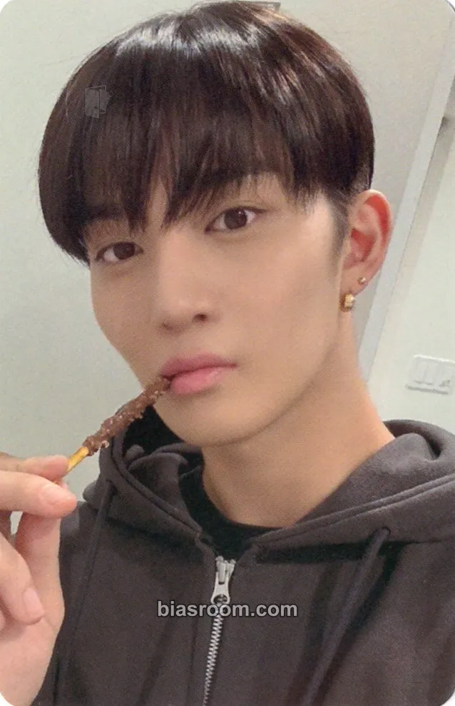 Jinyoung STILL YOUNG Photocard - Bae Jinyoung - Bae Jinyoung K-pop photocard