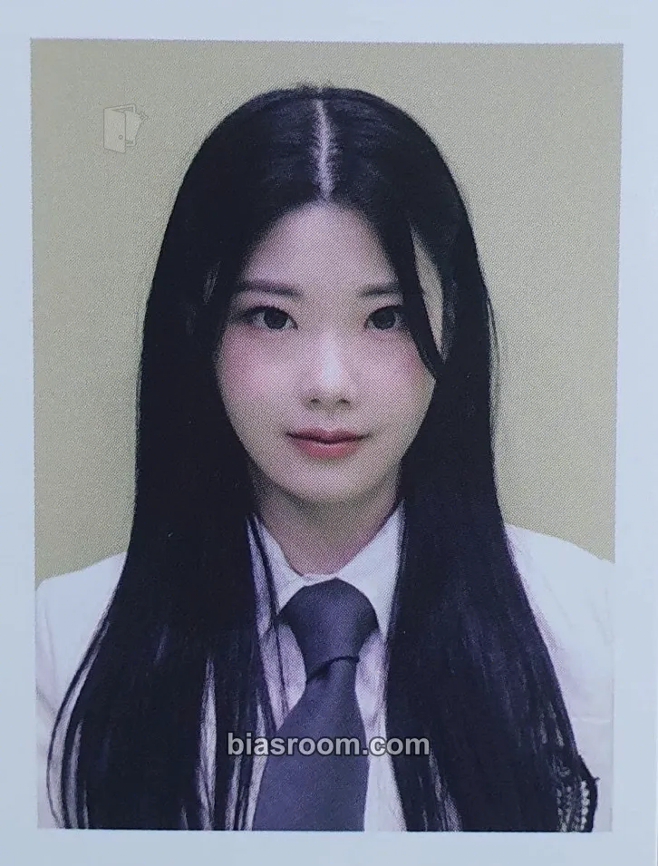 Chaewon LIVES ACROSS Photocard - CLASSy - CLASSy K-pop photocard
