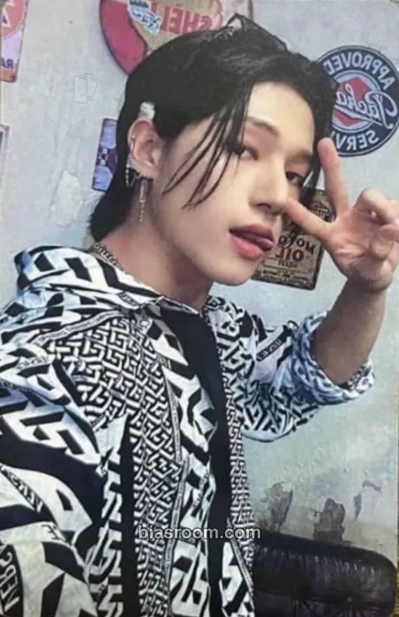 Wooyoung THE WORLD EP.2 : OUTLAW Photocard - ATEEZ - ATEEZ K-pop photocard