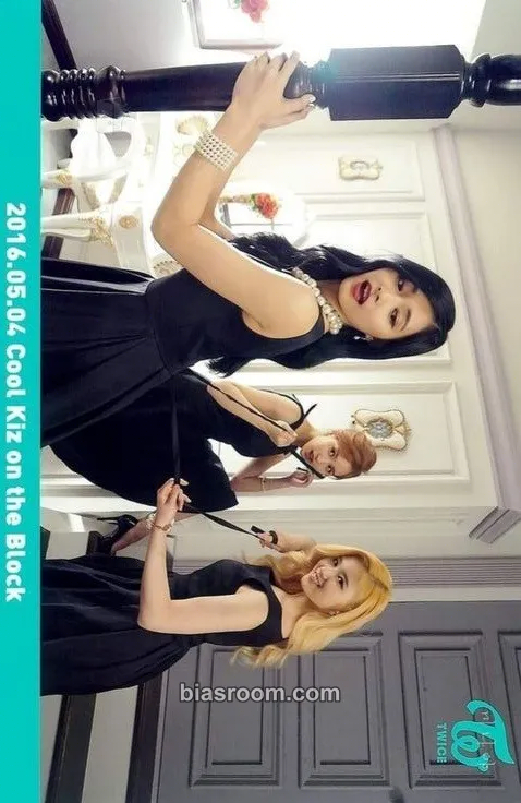 PAGE TWO Photocard - TWICE - TWICE K-pop photocard