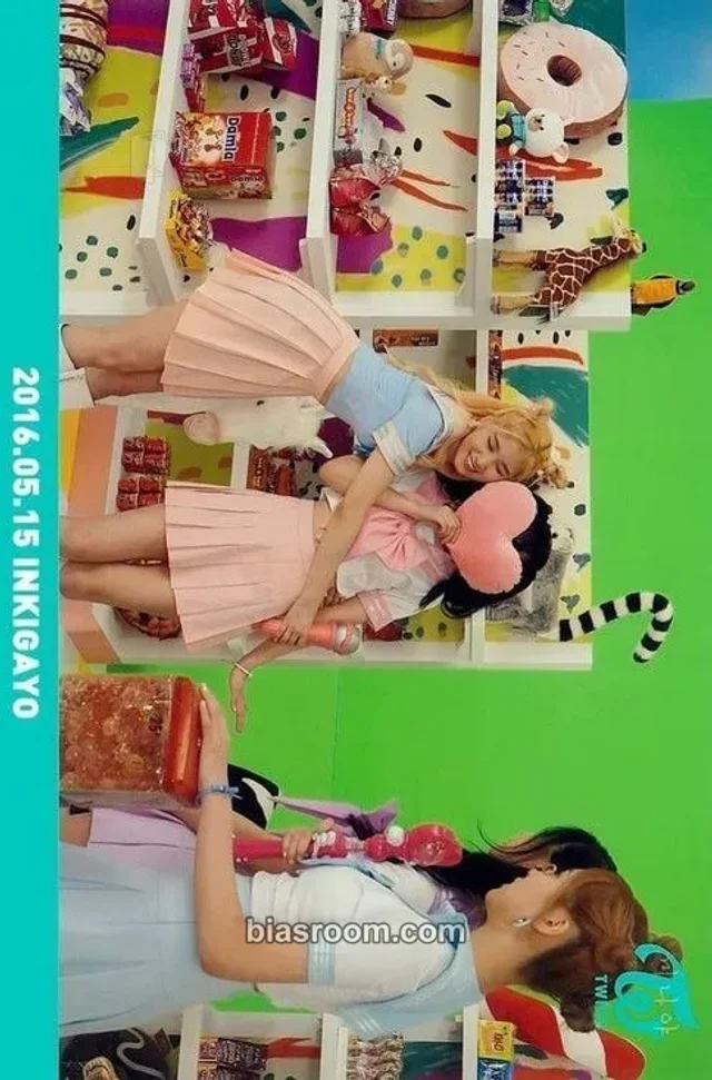 TWICE - Sana & Nayeon & Mina - PAGE TWO Album broadcast