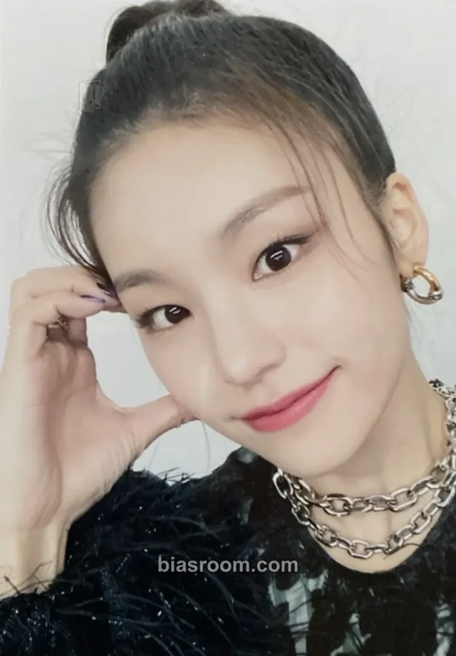 ITZY - Yeji - IT’z ME Album photo print gacha event soundwave lucky draw (LD)