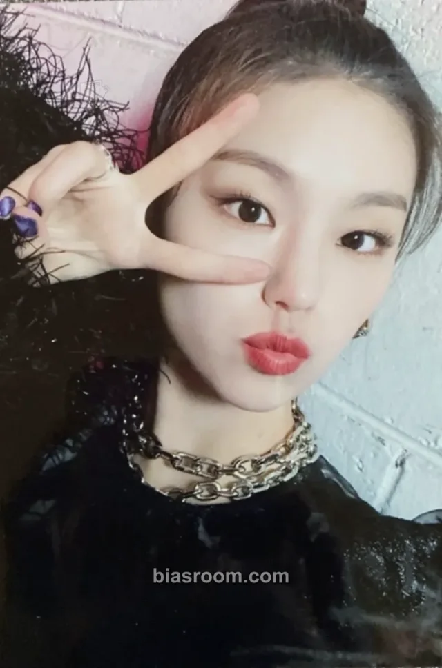 ITZY - Yeji - IT’z ME Album photo print gacha event soundwave lucky draw (LD)