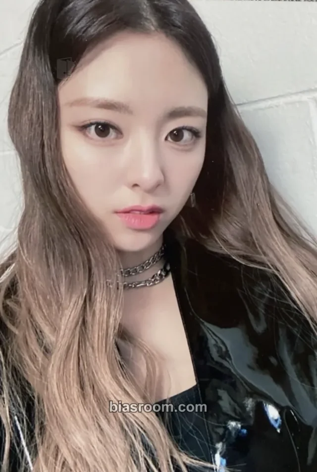 ITZY - Yuna - IT’z ME Album photo print gacha event soundwave lucky draw (LD)