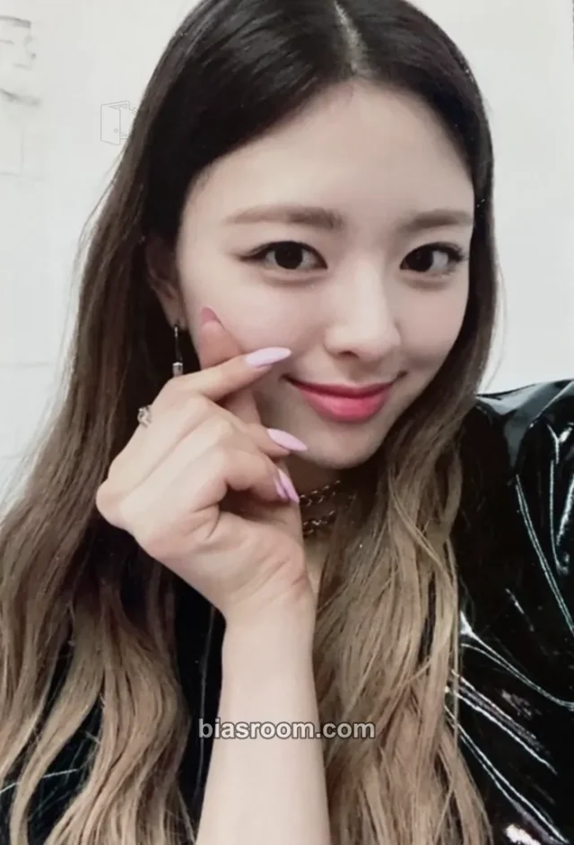 ITZY - Yuna - IT’z ME Album photo print gacha event soundwave lucky draw (LD)