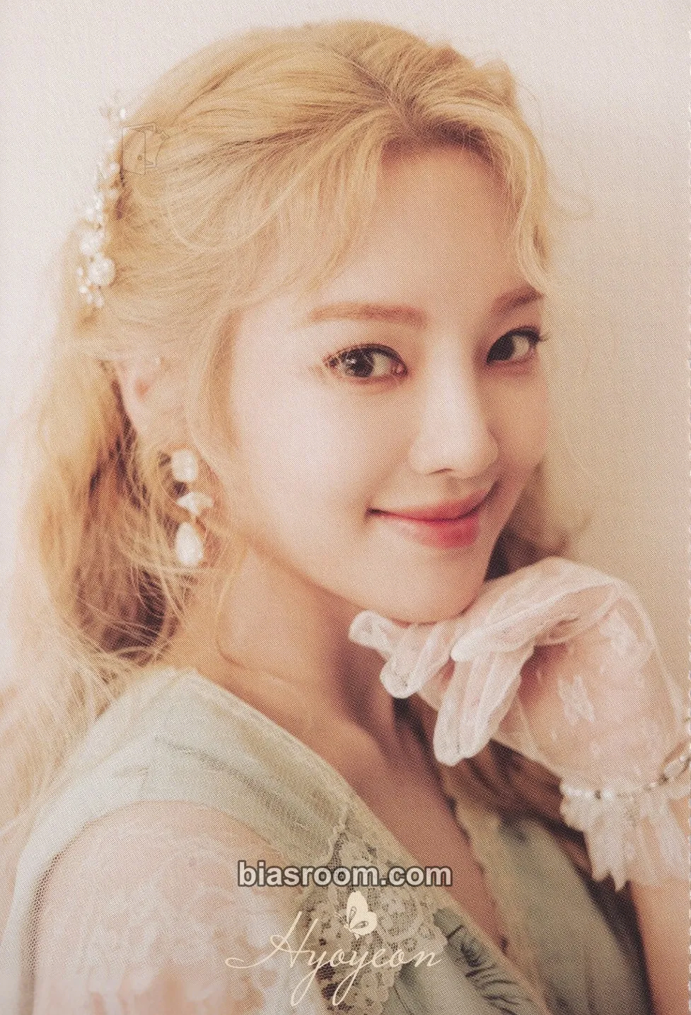Hyoyeon Girl's Generation-Oh!GG-2022 Season's Greetings Photocard - Girls' Generation - Girls' Generation K-pop photocard