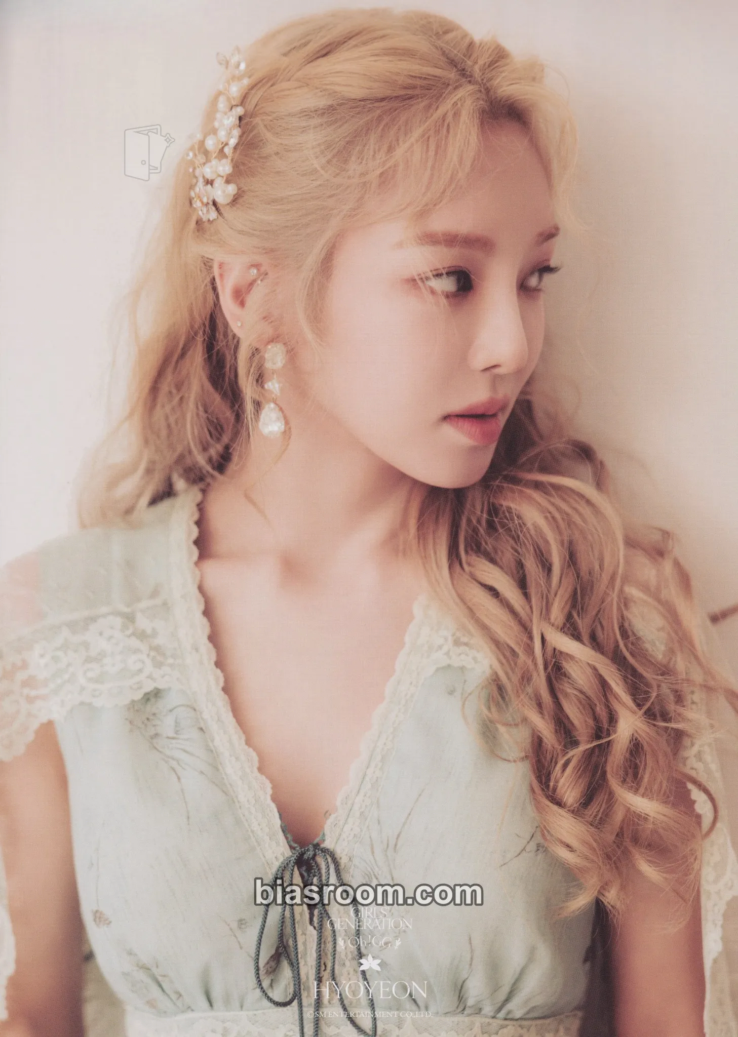 Hyoyeon Girl's Generation-Oh!GG-2022 Season's Greetings Photocard - Girls' Generation - Girls' Generation K-pop photocard