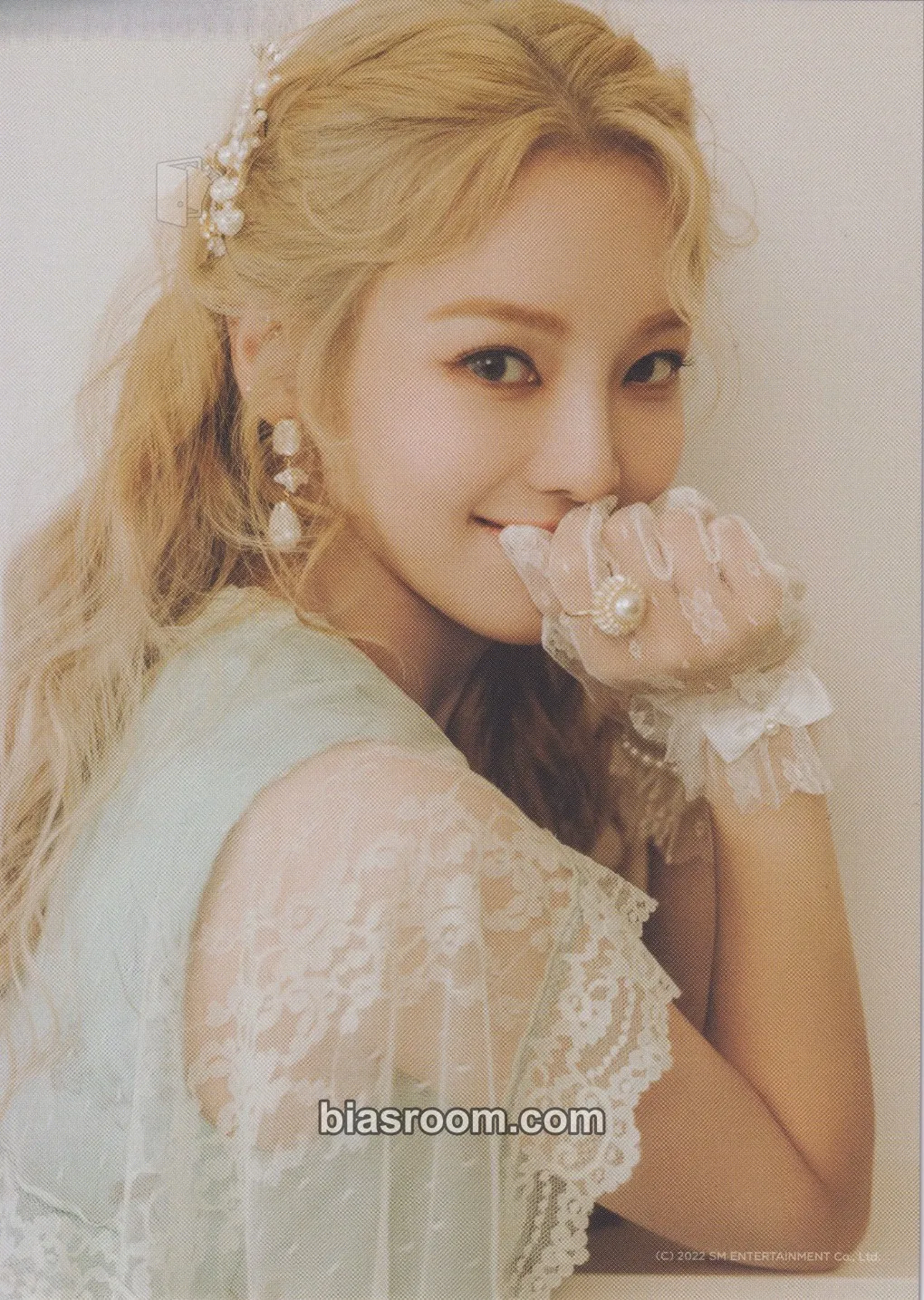 Hyoyeon Girl's Generation-Oh!GG-2022 Season's Greetings Photocard - Girls' Generation - Girls' Generation K-pop photocard