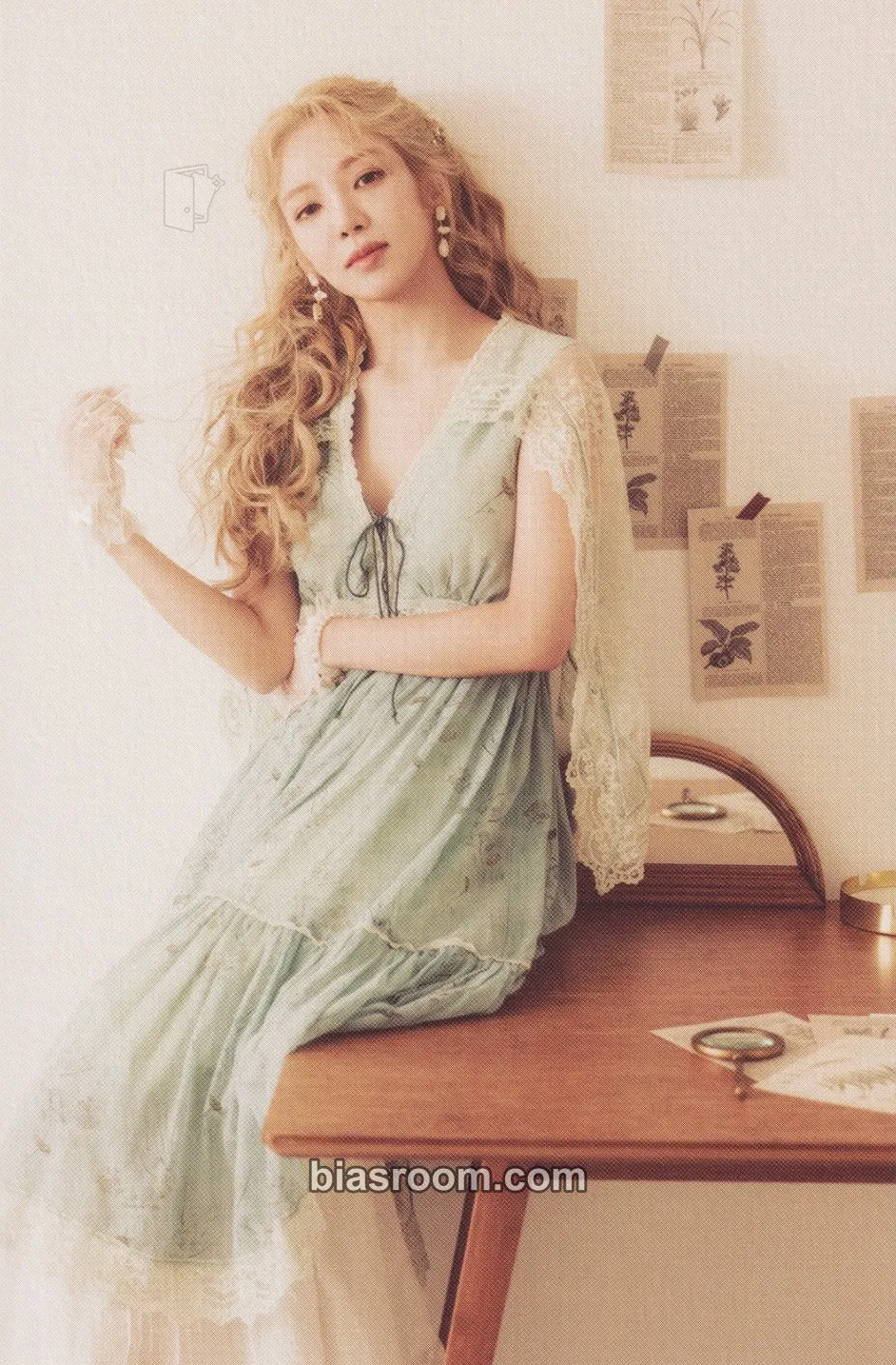 Hyoyeon Girl's Generation-Oh!GG-2022 Season's Greetings Photocard - Girls' Generation - Girls' Generation K-pop photocard