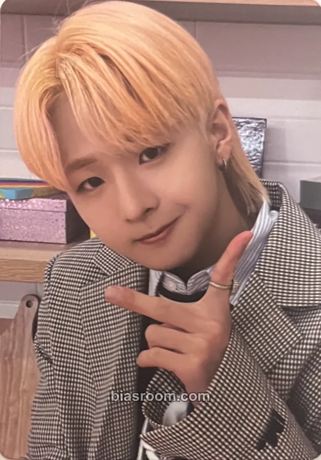 HAWW - Louii - HOW R U Album album photocard A version