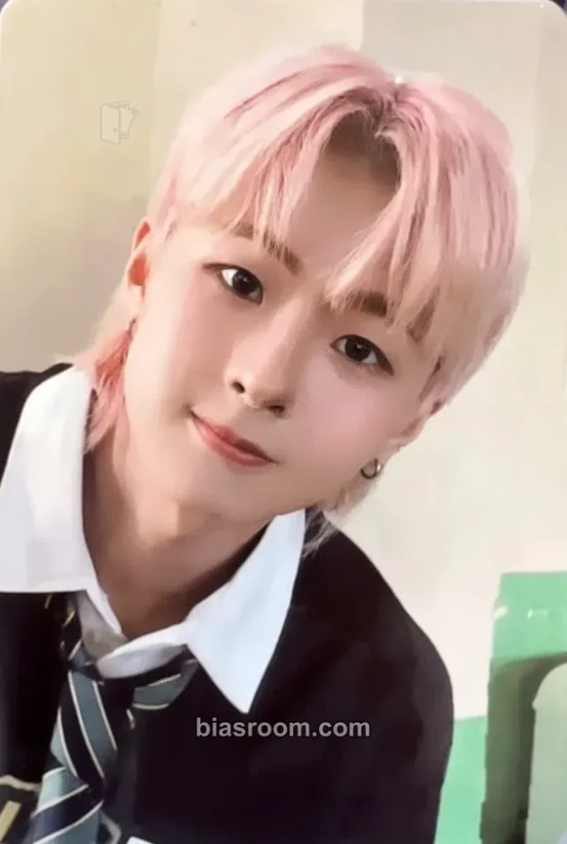 HAWW - Louii - HOW R U Album album photocard B version