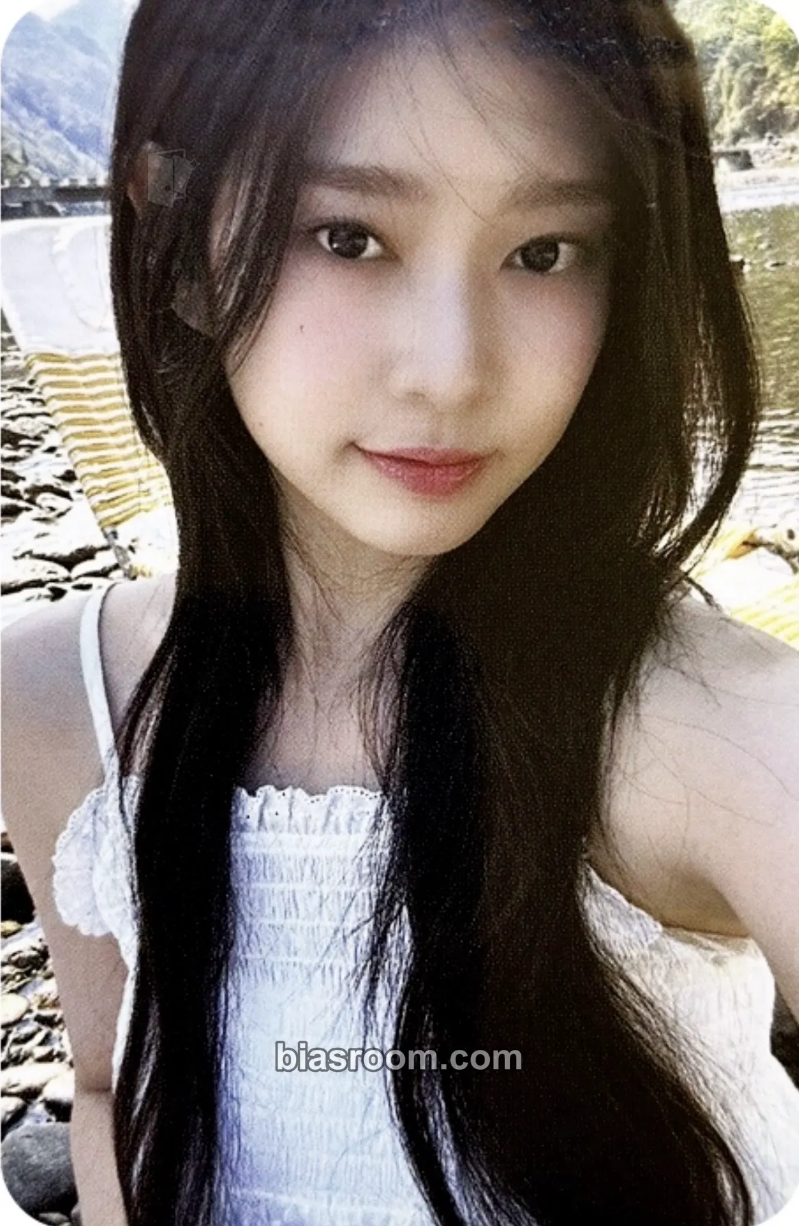 Minju 2025 Season’s Greetings - Blooming Road Photocard - Kim Minju - Kim Minju K-pop photocard