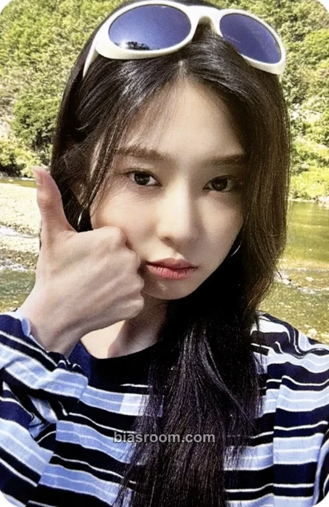 Kim Minju - Minju - 2025 SEASON’S GREETINGS - Blooming Road Other photocard set