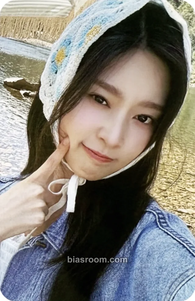 Kim Minju - Minju - 2025 SEASON’S GREETINGS - Blooming Road Other video call (fancall)