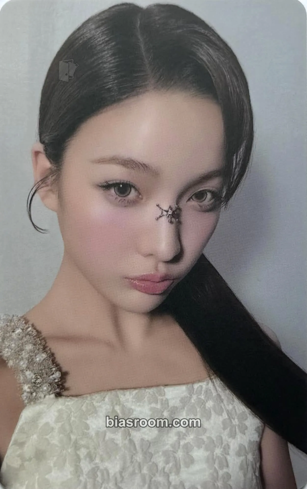 Iroha bomb Photocard - ILLIT - ILLIT K-pop photocard