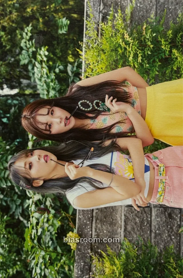MAMAMOO - Moonbyul & Wheein - 2018 Season's Greetings Other season's greetings postcard