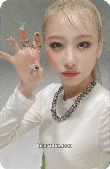 Yewon Issue Maker Photocard - Hot Issue - Hot Issue K-pop photocard