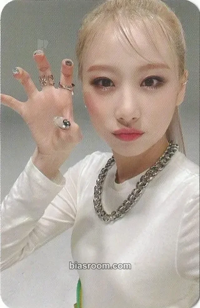 Yewon Hot Issue Issue Maker K-pop photocard