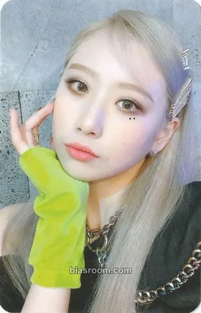 Yewon Hot Issue Issue Maker K-pop photocard