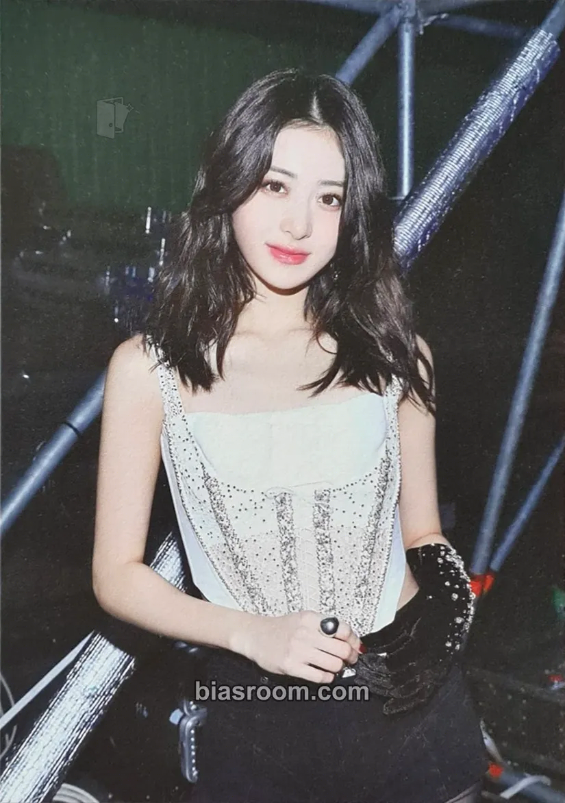 Huh Yunjin 2023 Tour 'Flame Rises' in Seoul Digicode Photocard - LE SSERAFIM - LE SSERAFIM K-pop photocard