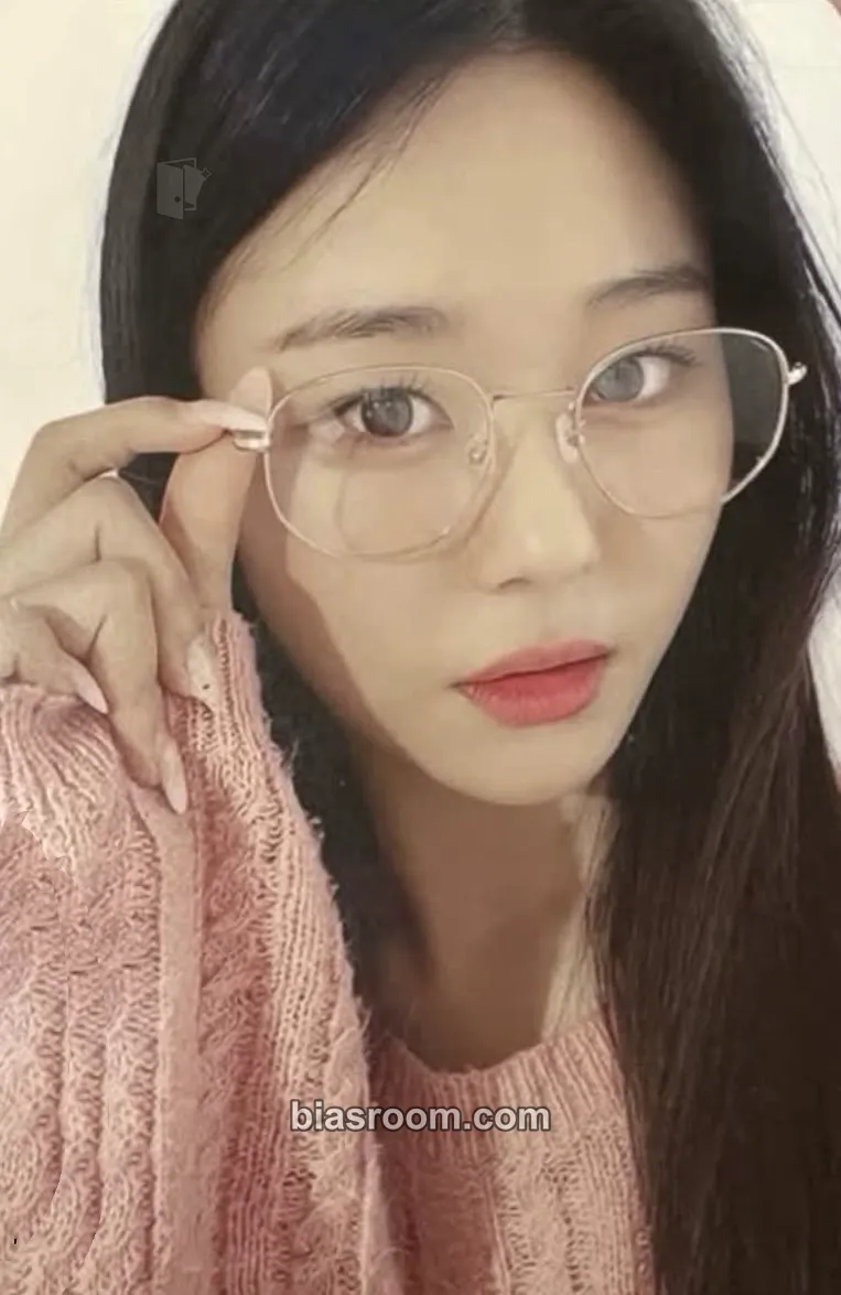 Chaerin Cherry Dash Photocard - Cherry Bullet - Cherry Bullet K-pop photocard