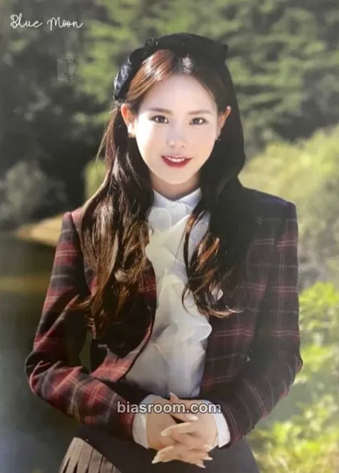 Mako “Blue Moon” official goods Photocard - NiziU - NiziU K-pop photocard