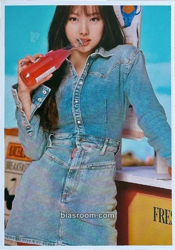 Nayeon D'FESTA Exhibition Photocard - TWICE - TWICE K-pop photocard