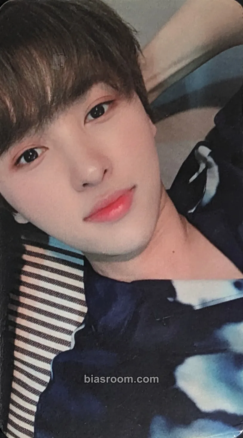 Rie dot point jump Photocard - OnlyOneOf - OnlyOneOf K-pop photocard