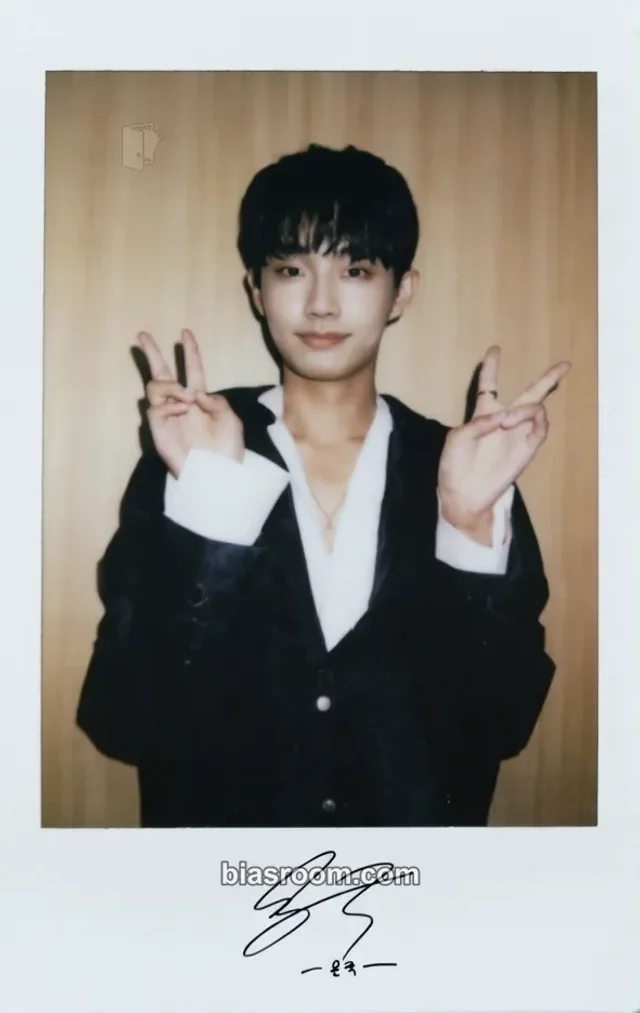 JBJ - Longguo - JBJ FANTASY POP-UP STORE Event merch photocard pop-up store