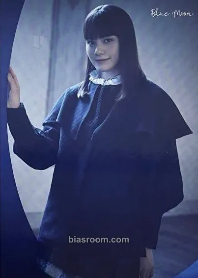 Nina “Blue Moon” official goods Photocard - NiziU - NiziU K-pop photocard